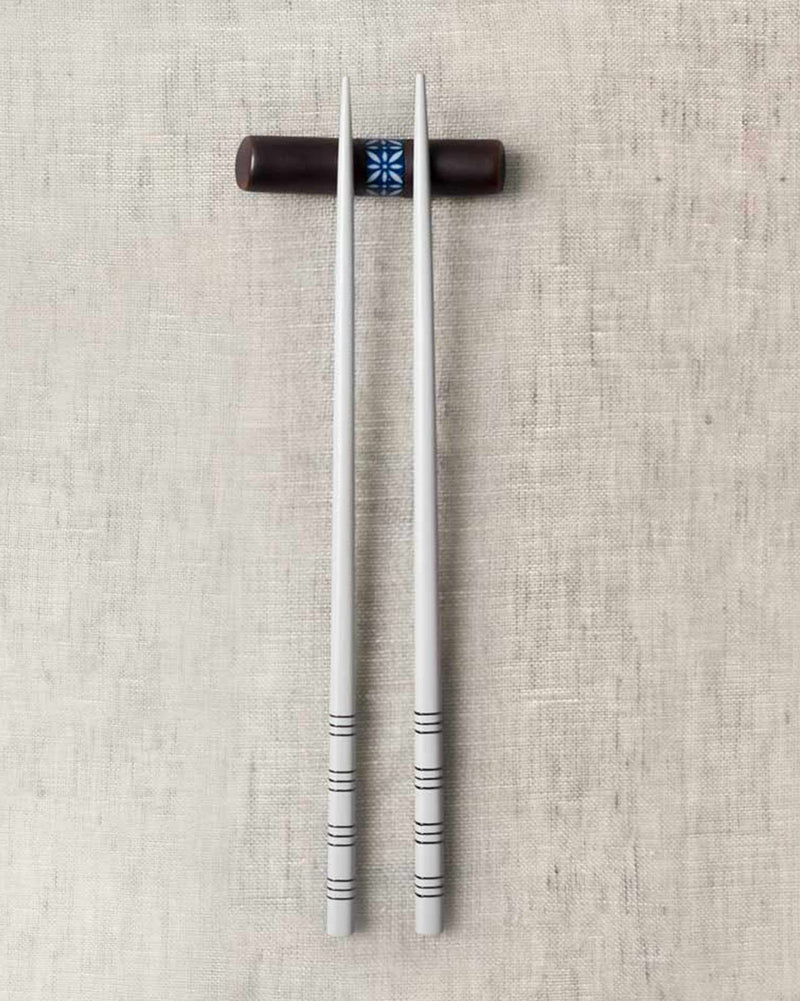 Overhead view of Aiiro Chopstick Rest holding a pair of grey chopsticks.