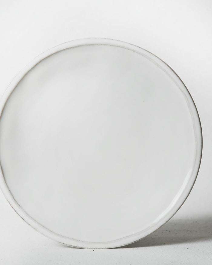 Close-up of the Aguada Quarter Plate in white glaze showing its rim.