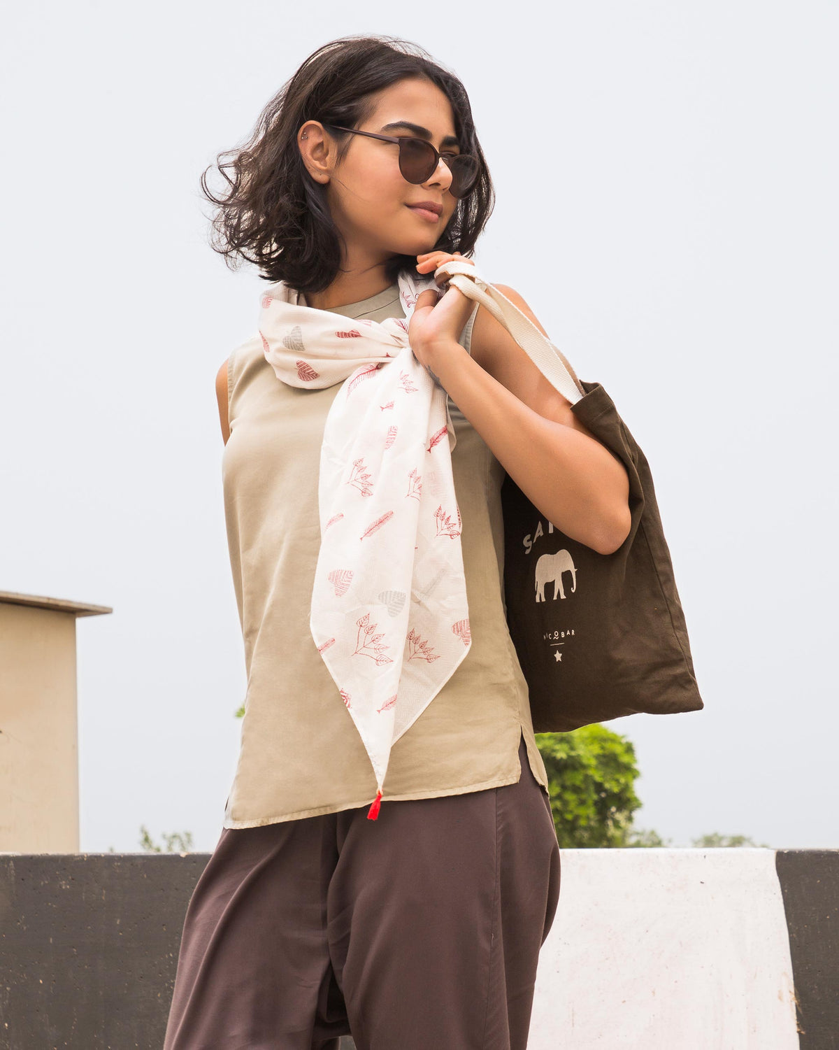 Person carrying an On Safari tote on one shoulder.
