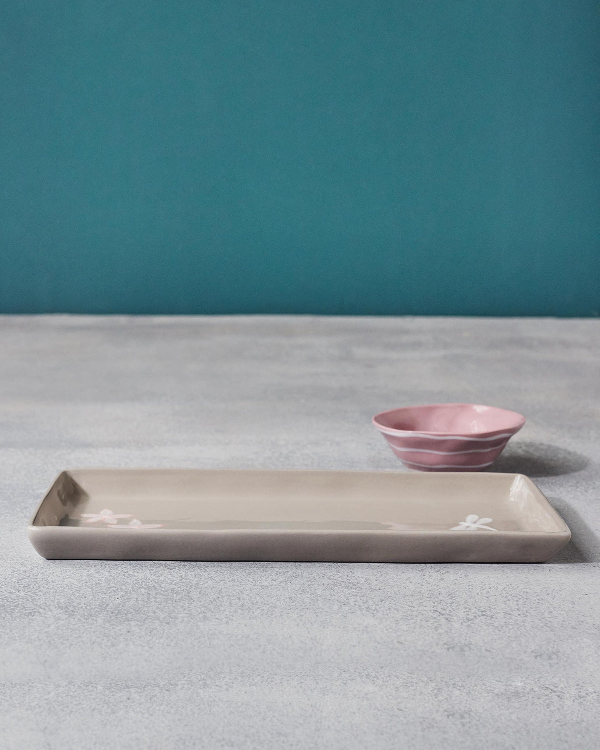 Mandovi Chip & Dip Platter with a pink dip bowl set behind it.