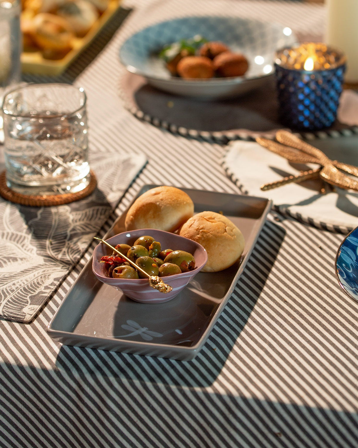 Mandovi Chip & Dip Platter holding a pink bowl of olives.