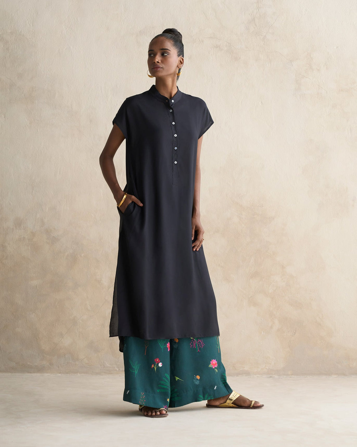 Person wearing a black Short Sleeve Kurta with a mandarin collar.