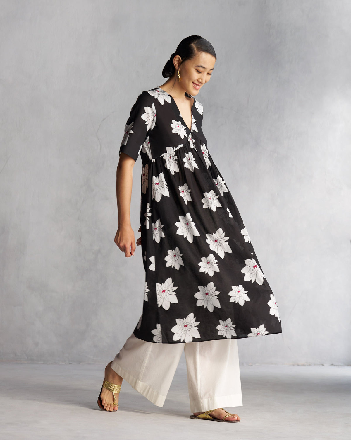 Side view of a black V-Neck Gathered Kurta worn by a person.