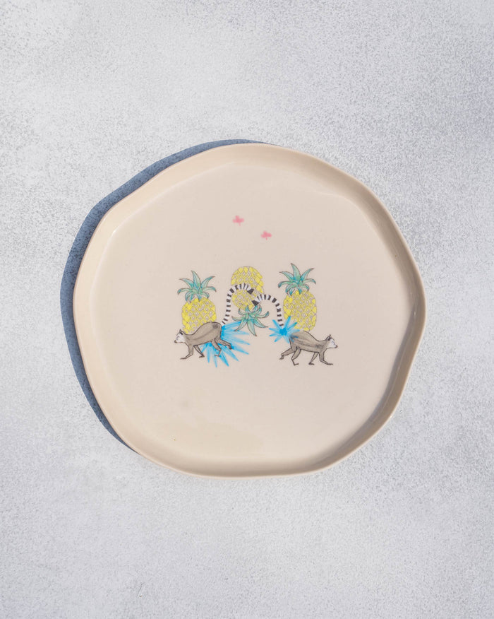Ananas Quarter plate, a cream plate with a pineapple motif in the centre.