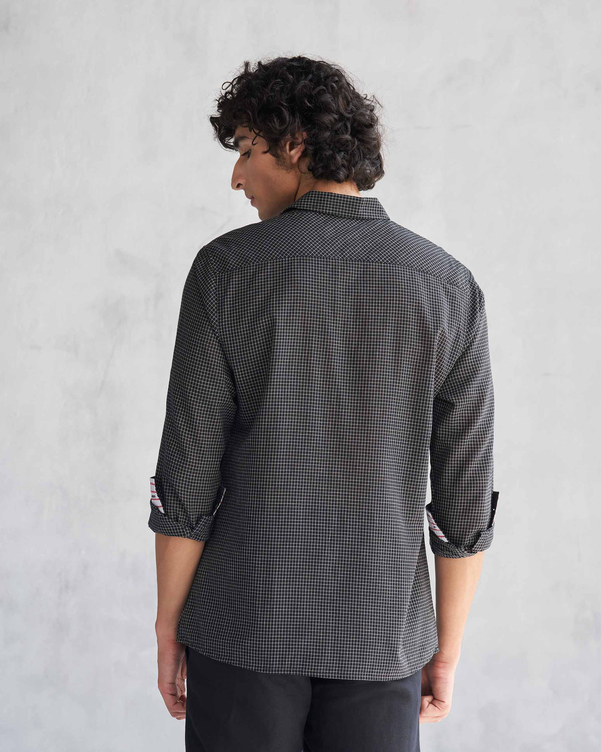 Back of the Big Pocket shirt worn by a person, in its black and white check.