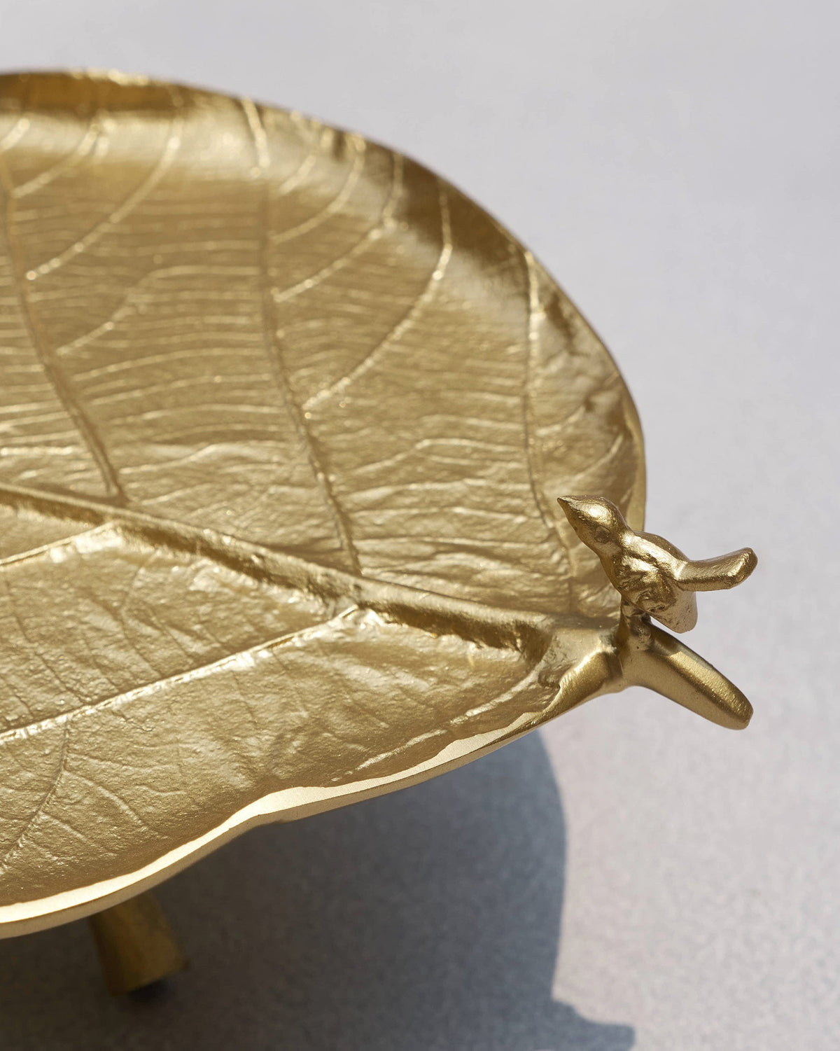 Close-up of a Leaf Deco Tray showing its veins and a small bird at the rim.