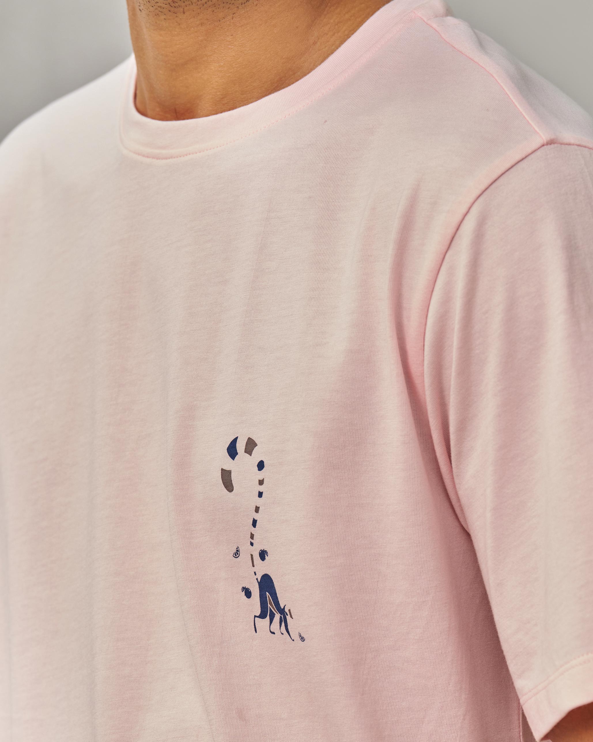 Lurking Lemur T-shirt - Light Pink