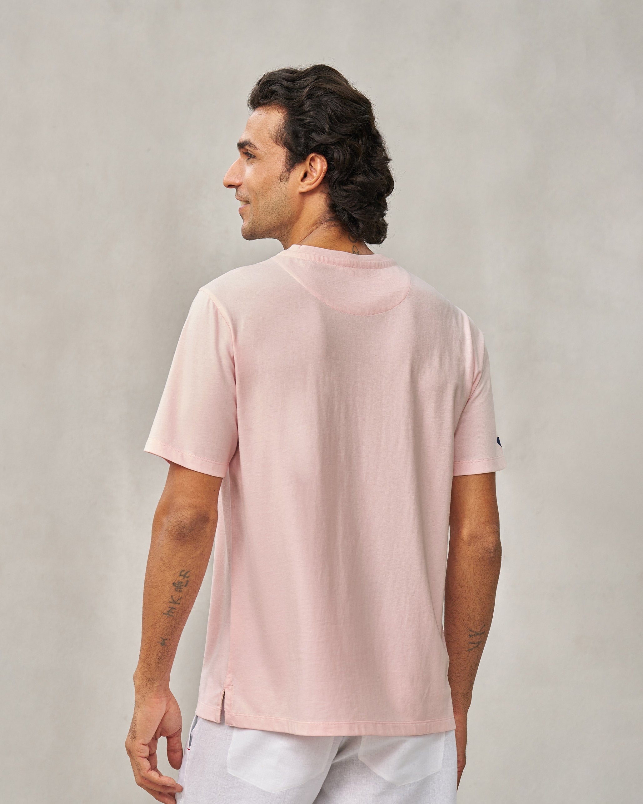 Lurking Lemur T-shirt - Light Pink