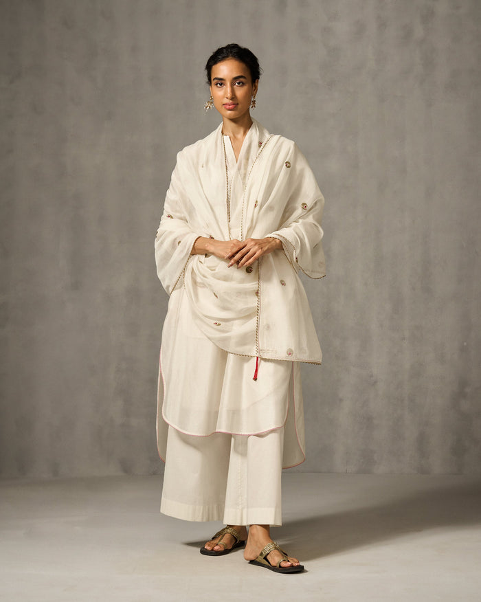 Person wearing an ivory Tangier Dupatta with gold embroidered motifs.