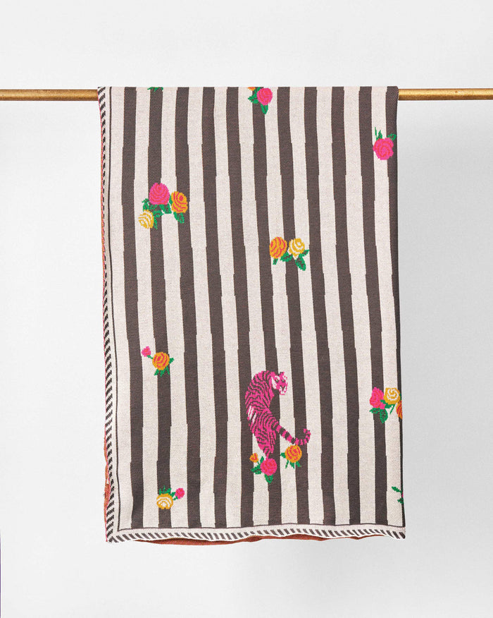 Ara Throw