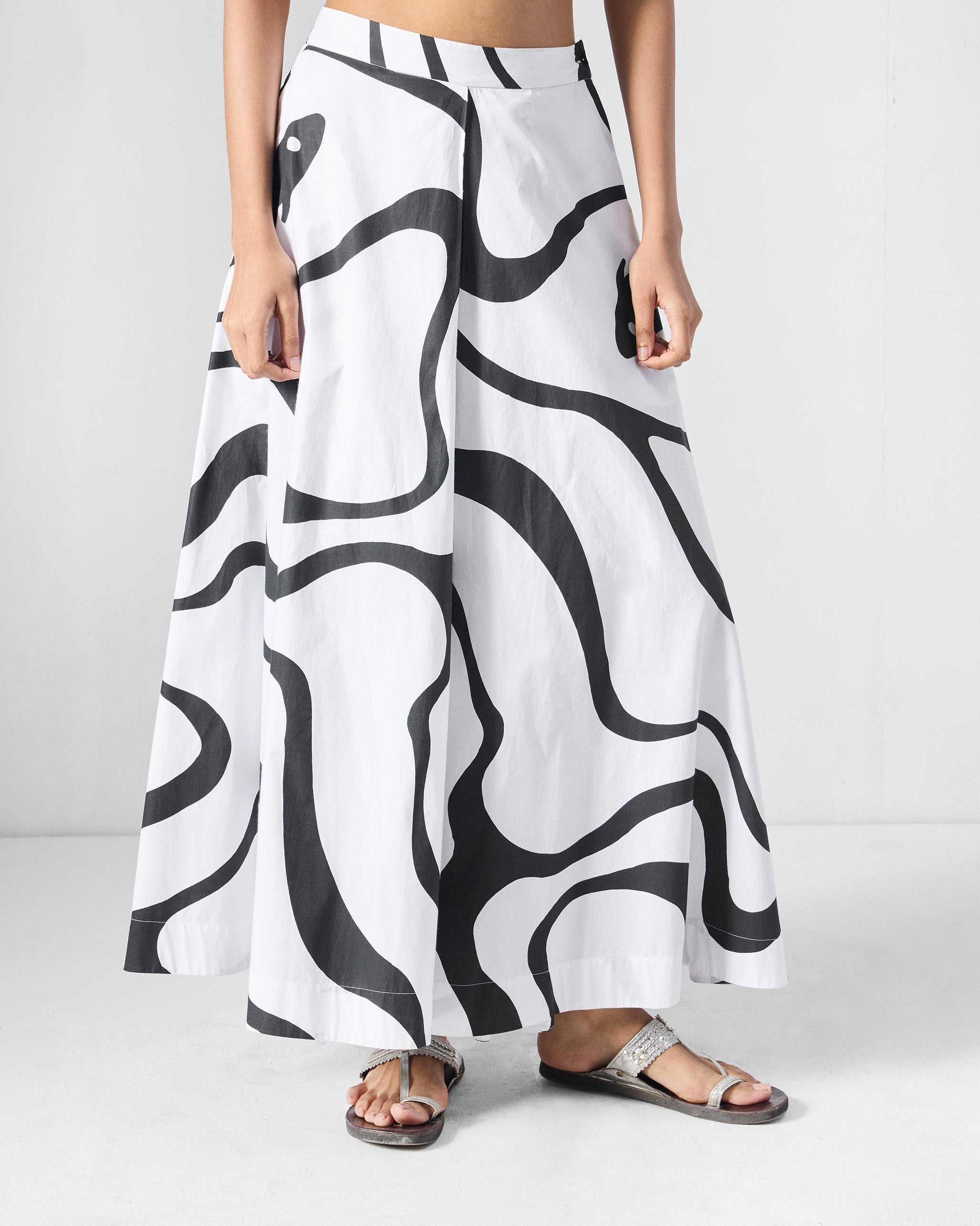 Ease Flared Pants - Black & White Printed