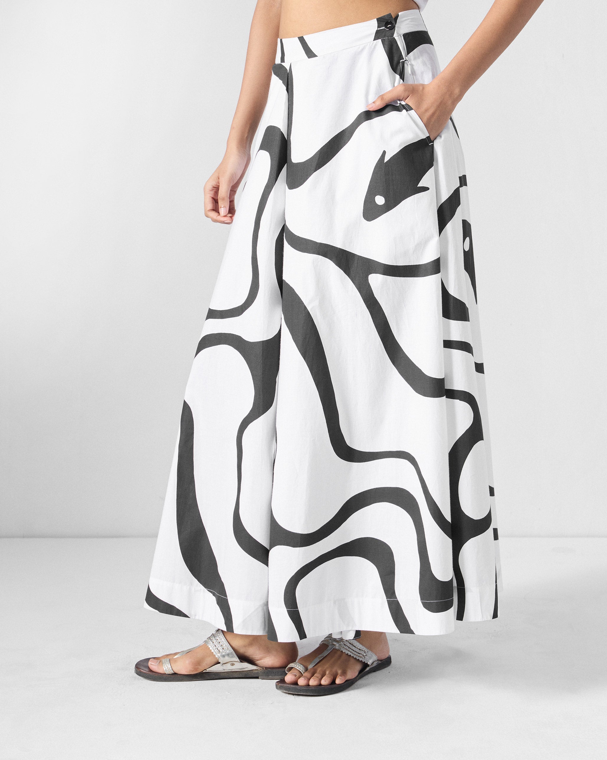 Ease Flared Pants - Black & White Printed