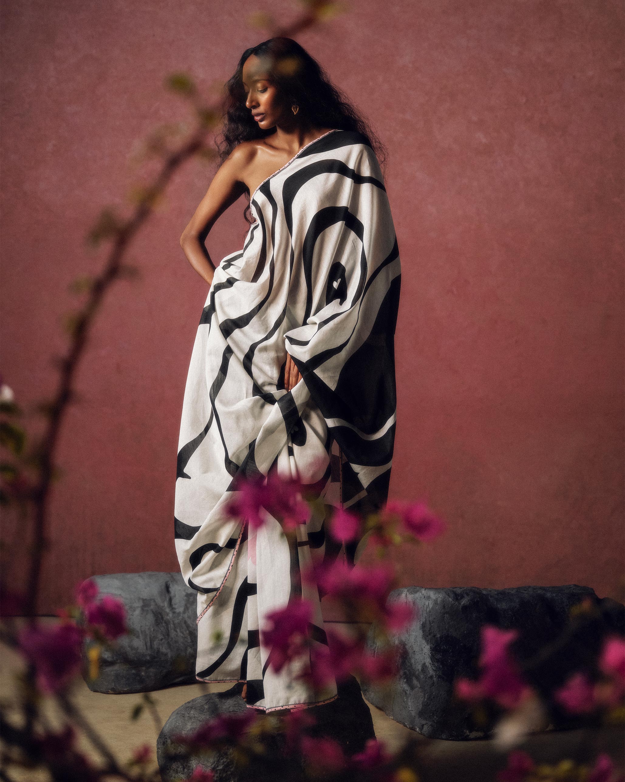 Ella Sari & Blouse- White & Black Printed