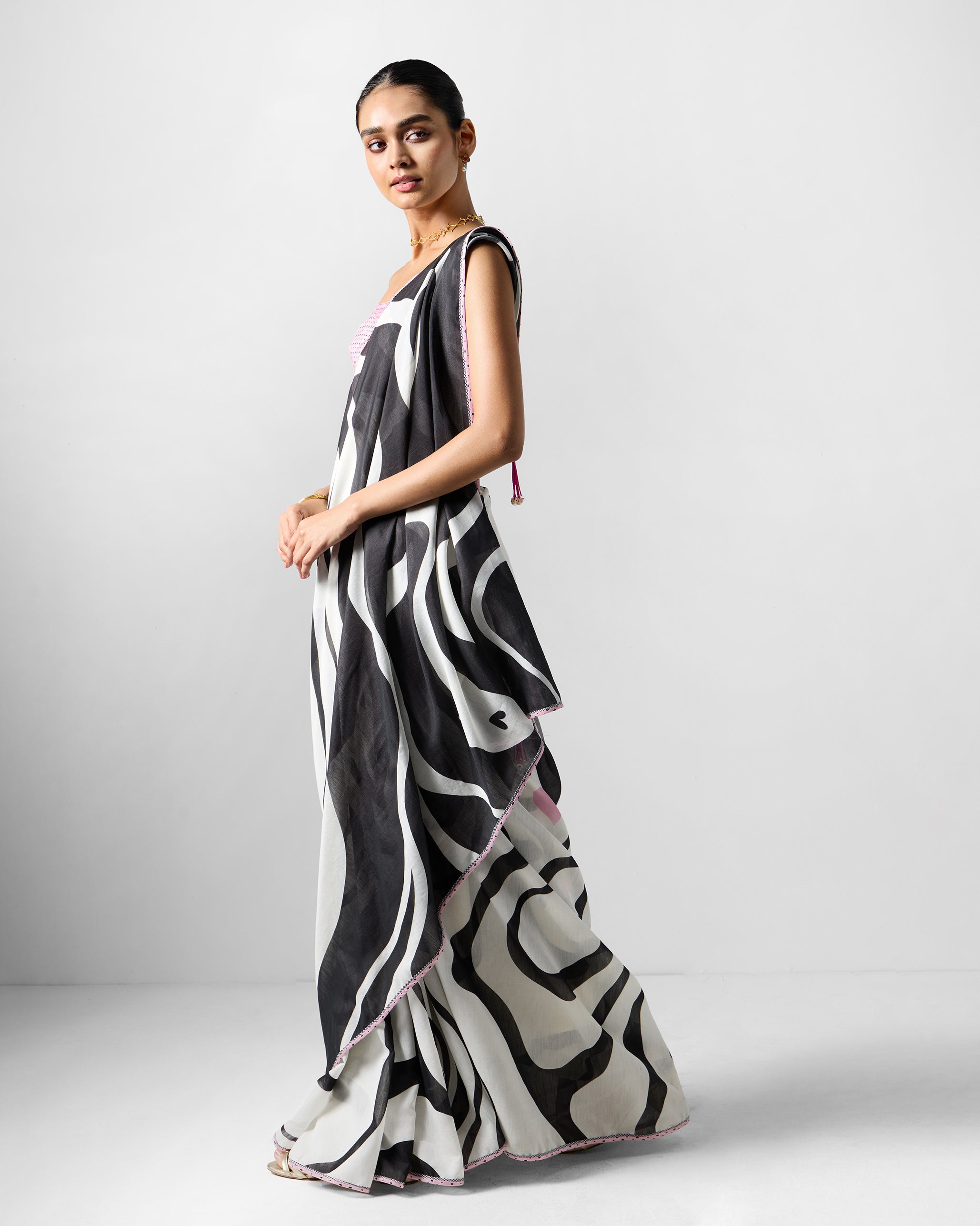 Ella Sari & Blouse- White & Black Printed